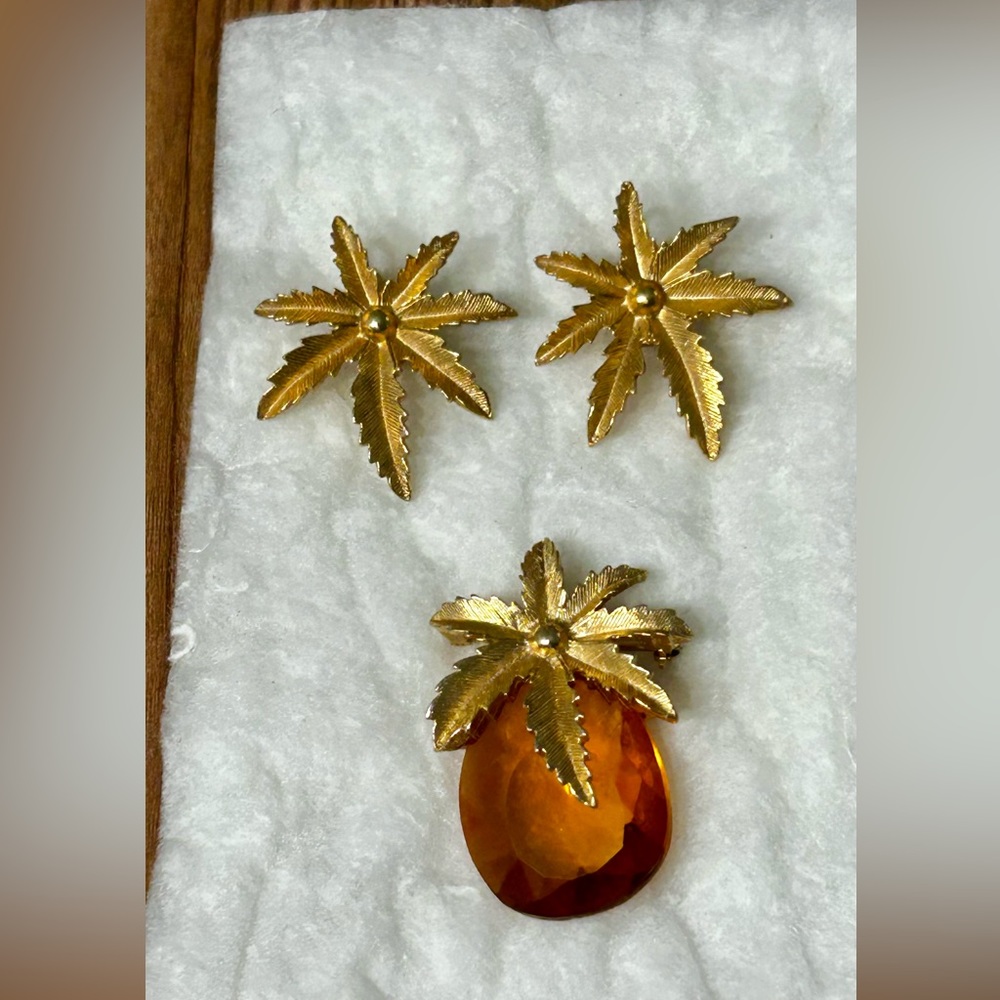 Sarah Coventry Signed vintage brooch and clip on earrings